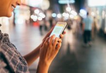 Retailers are failing to take advantage of widespread mobile phone use to enhance the customer experience.