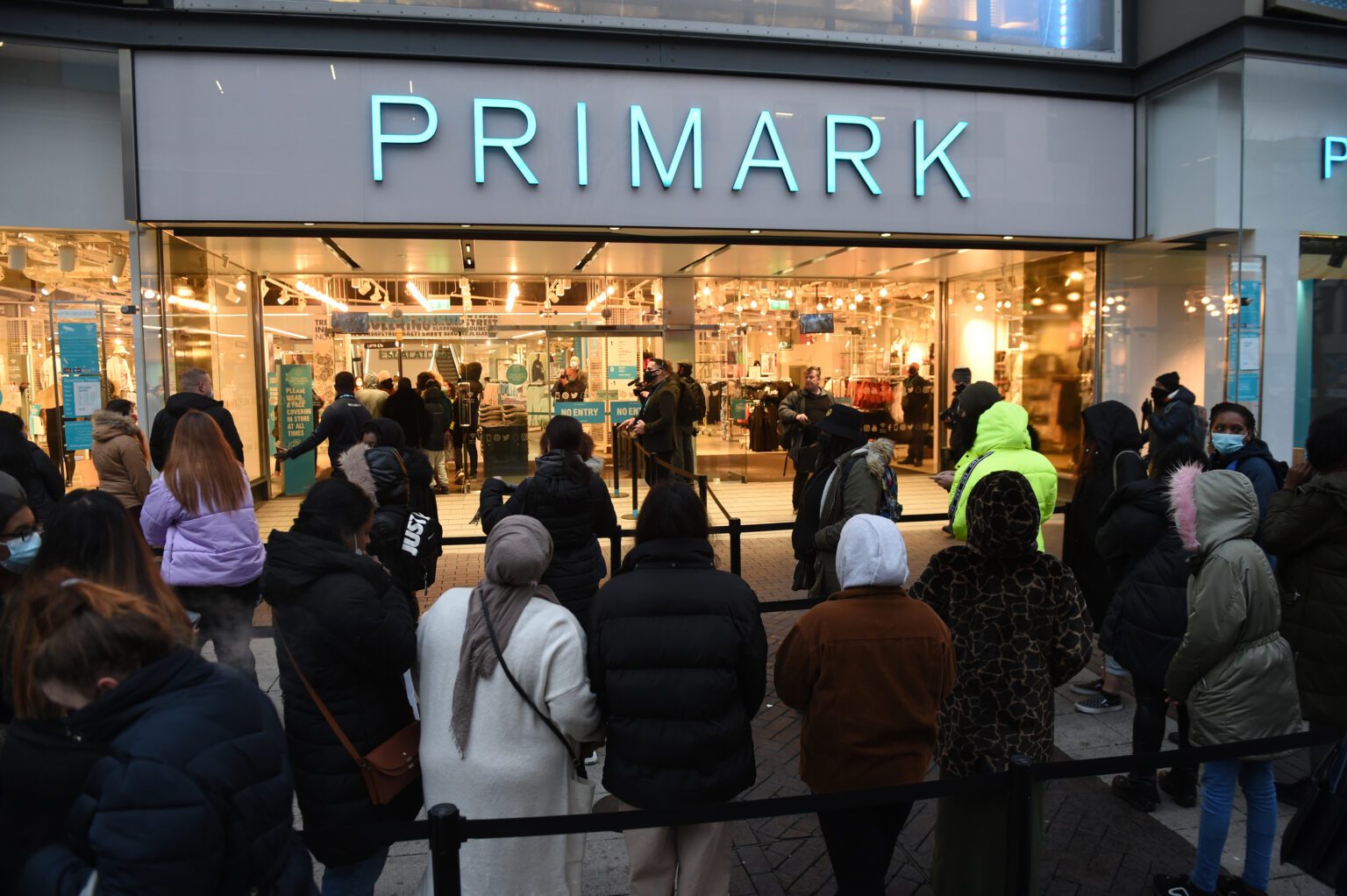 Primark Queue Management Primark To Repay £121 Million In Furlough Cash Despite Falling Sales ...