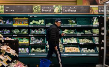 Shoppers shun hospitality in favour of supermarkets in December