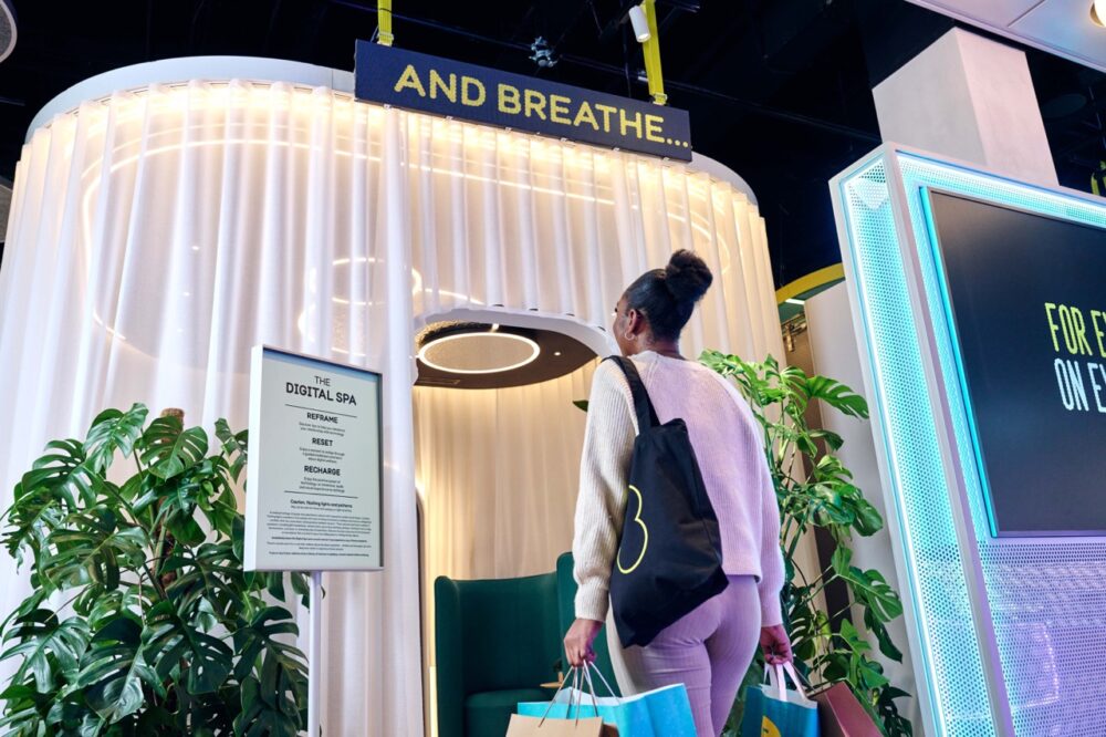 EE and Calm have teamed up to curate three meditative soundscapes designed to help shoppers in London find their calm in time for Stress Awareness Month 1 Large