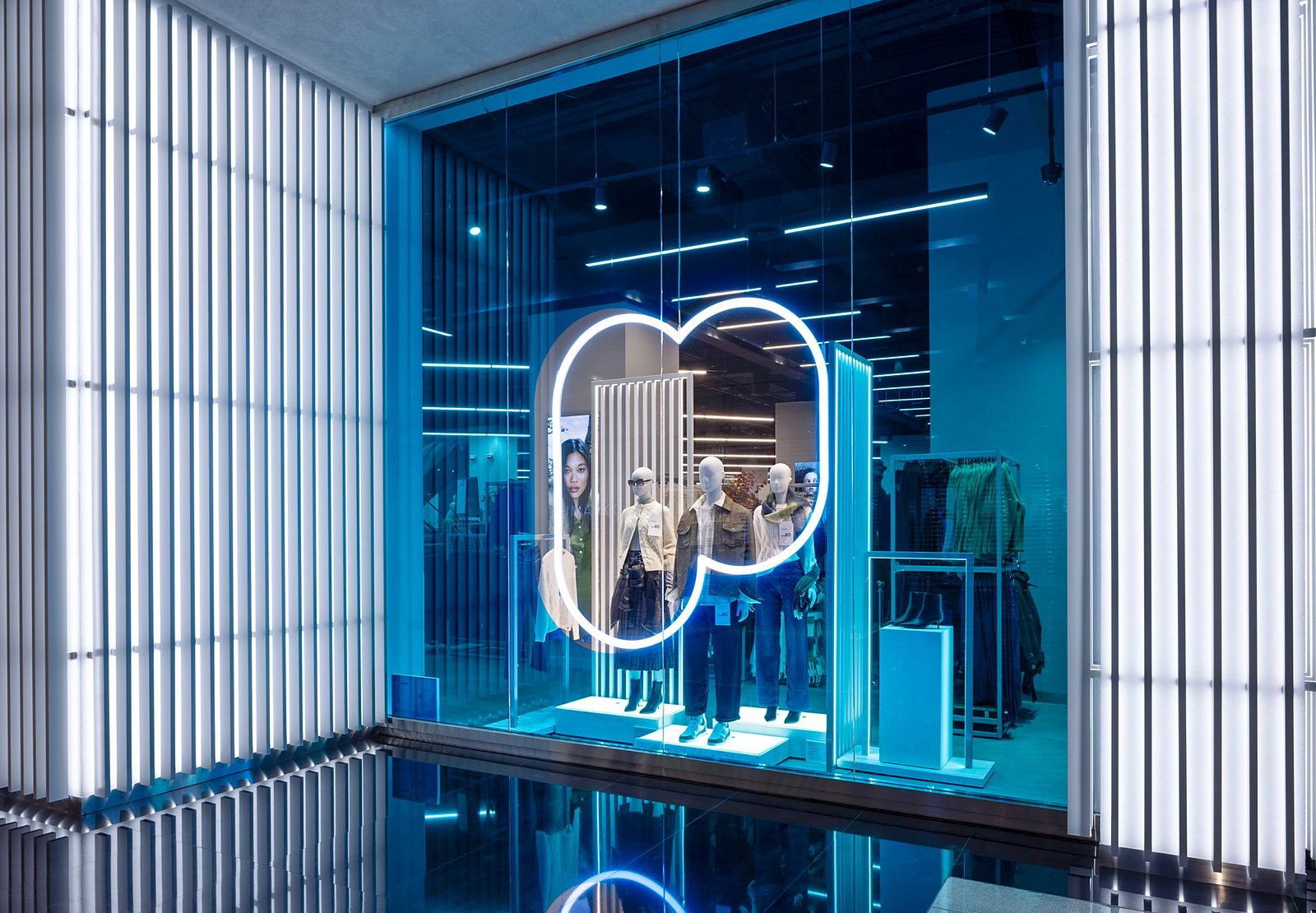 Primark window display with mannequins framed by an illuminated outline